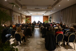 Il Caffè Letterario dell'Hotel Ala d'Oro, un esempio di hotel letterario con ospiti durante un evento.